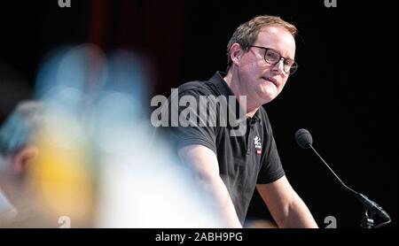 Hamburg, Deutschland. 27 Nov, 2019. Oke Göttlich, Präsident des FC St. Pauli, spricht an der ordentlichen Generalversammlung der FC St. Pauli, die zweite Division Football Club. Credit: Daniel Reinhardt/dpa/Alamy leben Nachrichten Stockfoto