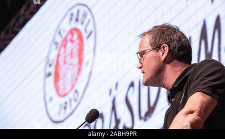 Hamburg, Deutschland. 27 Nov, 2019. Oke Göttlich, Präsident des FC St. Pauli, spricht an der ordentlichen Generalversammlung der FC St. Pauli, die zweite Division Football Club. Credit: Daniel Reinhardt/dpa/Alamy leben Nachrichten Stockfoto