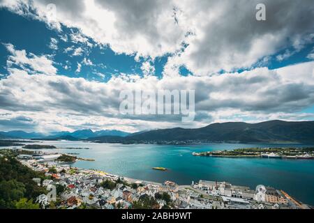 Alesund, Norwegen. Erstaunlich Natürliche helle Sonnenuntergang Dramatischer Himmel in warmen Farben über Alesund Inseln. Berühmten norwegischen Wahrzeichen und beliebtes Ausflugsziel. Stockfoto