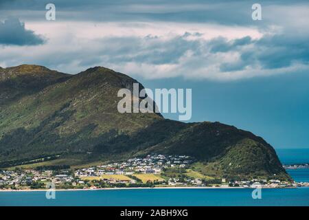 Godoya, Norwegen. Anzeigen von Godoy Skyline Stadtbild im Sommer sonnigen Tag. Eine der von Alesund Inseln. Stockfoto