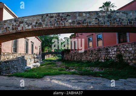 Hacienda De Los Santos. Steinerne Brücke in einem Bach, Kreuze Alamos, Sonora Mexico, eine magische und Kolonialstadt. Diese mexikanische Villa wurde als Real de Los Alamos oder Los Frayles bekannt. Die Stadt Portale. Schatten, Fahren, Reisen, Tourismus, Architektur, Reiseziel im Freien. © (© Foto: LuisGutierrez/NortePhoto.com) Puente de Piedra de Arroyo que cruza por Alamos, Sonora México, Pueblo Mágico y Colonial. Esta Villa Mexicana fue conocido como Real de Los Alamos o de los Frayles. La Ciudad de Los Portales. sombras, manececer, viaje, Turismo, arquitectura, destino Turistico im Freien. © Stockfoto