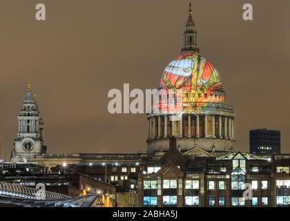 London, UK, 27. November 2019. Die Kuppel der St. Paul's Cathedral in der City von London, hier aus über die Themse gesehen, der an diesem Abend beleuchtet mit einer Projektion des englischen Dichters und Malers William Blake's letzten Meisterwerk "Alten der Tage" für Blake's Geburtstag. Credit: Imageplotter/Alamy leben Nachrichten Stockfoto