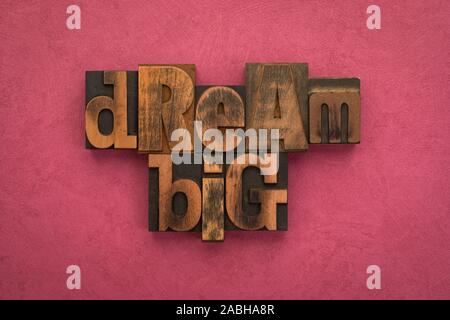 Großer Traum, Phrase mit Vintage Buchdruck Blöcke auf rosa Hintergrund geschrieben. Stockfoto
