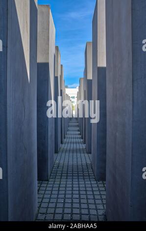 Berlin, Deutschland - 20 April, 2019 - Depressive Ansicht unter den konkreten Stelen am Denkmal für die ermordeten Juden Europas (Holocaust-mahnmal), ein Denkmal ich Stockfoto