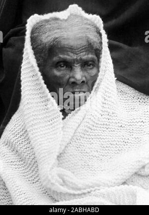 Jahrgang Porträt Foto von Harriet Tubman (c 1820 - 1913). In Sklaverei geboren, Tubman (Geburtsname Araminta Ross) entwischt und später geführten anderen Sklaven in die Freiheit über die U-Bahn vor der Arbeit als Krankenschwester, Spion und Scout für die Unionsarmee während des Amerikanischen Bürgerkriegs. Im späteren Leben Sie engagiert in humanitären Arbeit und gefördert, um die Ursache für das Frauenwahlrecht. Foto ca. 1911, wahrscheinlich an der Tubman in Auburn, New York. Stockfoto