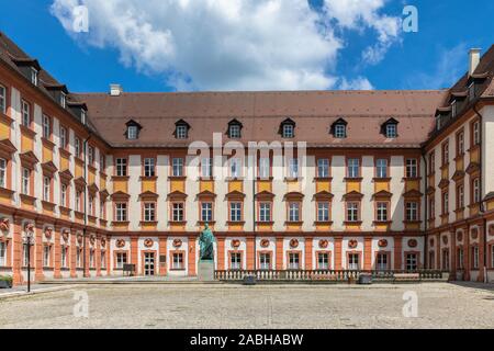 Fassade des alten Palastes mit der Statue von Maximilian II., König von Bayern, im Zentrum der Altstadt in Bayreuth, Bayern, Deutschland Stockfoto