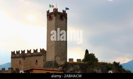 MALCESINE, ITALIEN - Juli 01, 2018: Turm der Burg in Malcesine Stockfoto