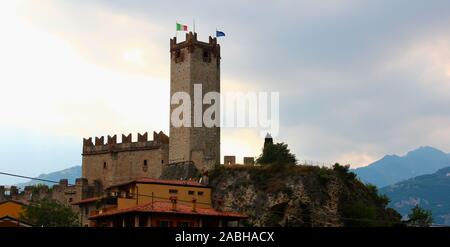 MALCESINE, ITALIEN - Juli 01, 2018: Turm der Burg in Malcesine Stockfoto