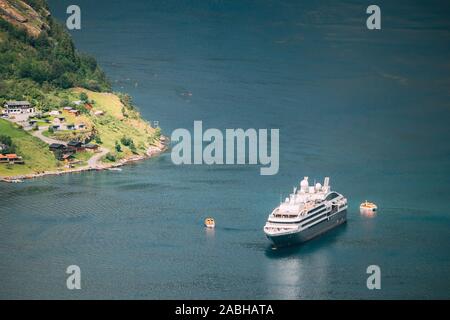 Geiranger, Geirangerfjord, Norwegen - 18. Juni 2019: Touristische Schiff Fähre Floating Liner Günstig in der Nähe Geiranger Geirangerfjorden im Frühling Sommer Stockfoto