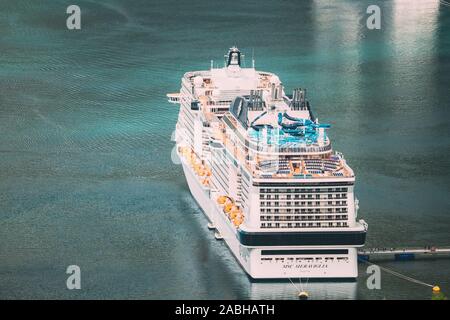 Geiranger, Geirangerfjord, Norwegen - 18. Juni 2019: die Fluggäste in touristischen Schiff Fähre im Sommer Tag. Berühmten norwegischen Wahrzeichen und kleinen Baue Stockfoto