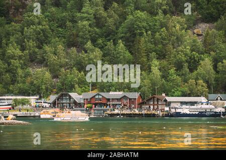 Geiranger, Geirangerfjord, Norwegen - 18 Juni 2019: Kleines Boot für Kreuzfahrt Floating in der Nähe von Geiranger. Stockfoto