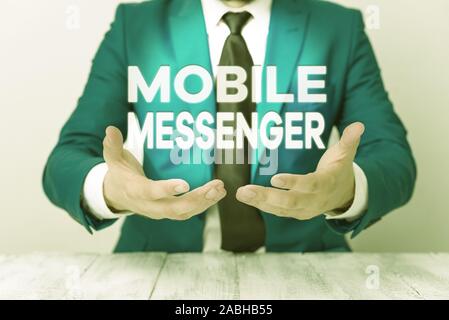 Konzeptionelle Handschrift zeigt Mobile Messenger. Konzept Sinn mobiles Tool, mit dem Benutzer zu senden Mann hält leere Papier mit kopieren Stockfoto