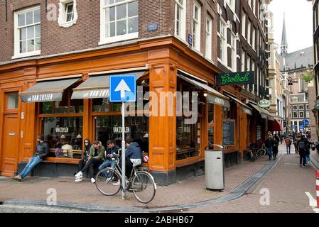 Außerhalb der schönen Cafe Van Zuylen Amsterdam Bar auf der Straße Ecke mit Fahrrad und Leute sitzen auf Fenster Blau einen Weg mit dem Fahrrad Stockfoto