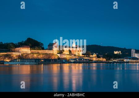 Oslo, Norwegen - 24. Juni 2019: Akershus Festung im Sommer Abend. Nacht berühmt und beliebt. Stockfoto