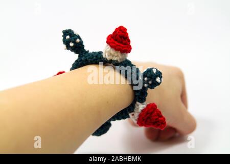 Hand mit Hand gemacht häkeln Armband Stockfoto