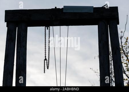 Ketten und Kabel in Silhouette aus Holz Halterung der Pendelaufhängung Stockfoto