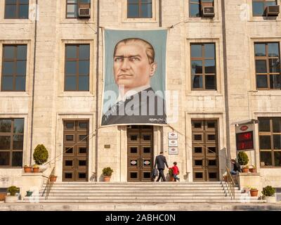 Portrait von Kemal Atatürk auf Gebäude der türkischen Radio- und Fernsehanstalt oder TRT, Istanbul, Türkei Stockfoto