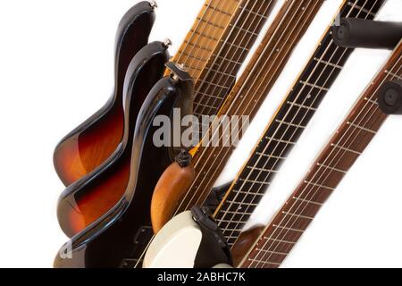 Verschiedene elektrische Gitarren in einer Reihe auf weißem Hintergrund Stockfoto