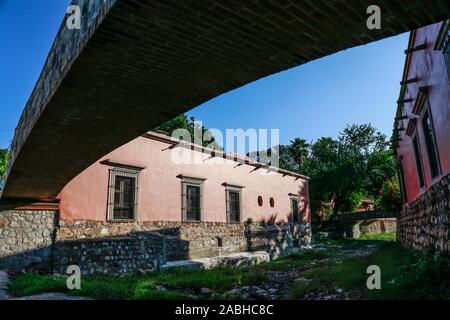 Hacienda De Los Santos. Steinerne Brücke in einem Bach, Kreuze Alamos, Sonora Mexico, eine magische und Kolonialstadt. Diese mexikanische Villa wurde als Real de Los Alamos oder Los Frayles bekannt. Die Stadt Portale. Schatten, Fahren, Reisen, Tourismus, Architektur, Reiseziel im Freien. © (© Foto: LuisGutierrez/NortePhoto.com) Puente de Piedra de Arroyo que cruza por Alamos, Sonora México, Pueblo Mágico y Colonial. Esta Villa Mexicana fue conocido como Real de Los Alamos o de los Frayles. La Ciudad de Los Portales. sombras, manececer, viaje, Turismo, arquitectura, destino Turistico im Freien. © Stockfoto