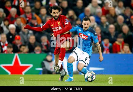 Liverpools Mohamed Salah (links) und Napoli's Mario Rui während der UEFA Champions League Gruppe E Match in Liverpool, Liverpool. Stockfoto