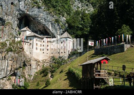 Burg Predjama, Slowenien, 26. Juli 2008: Die Burg Predjama mit turniergelände ist vor einer mittelalterlichen reenactment Veranstaltung im Jahr 2008 gesehen. Stockfoto