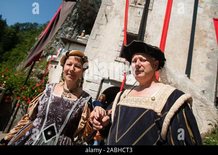 Burg Predjama, Slowenien, 26. Juli 2008: Herrn und seiner Frau zu Fuß zum Turnier außerhalb der Burg Predjama vor einem mittelalterlichen reenactment Event im Jahr 2008. Stockfoto