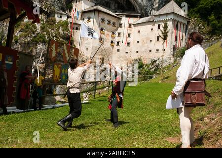 Burg Predjama, Slowenien, 26. Juli 2008: Ritter der Praxis für ein Turnier außerhalb der Burg Predjama vor einem mittelalterlichen reenactment Event im Jahr 2008. Stockfoto