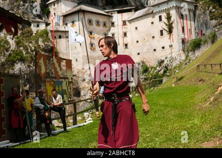 Burg Predjama, Slowenien, 26. Juli 2008: ein Ritter Praktiken für ein Turnier außerhalb der Burg Predjama vor einem mittelalterlichen reenactment Event im Jahr 2008. Stockfoto