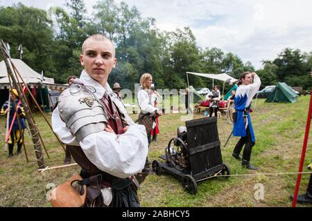 Burg Predjama, Slowenien, 26. Juli 2008: Ritter bereiten sich für ein Turnier in ein mittelalterliches Lager außerhalb der Burg Predjama vor einem mittelalterlichen reenactment Event im Jahr 2008. Stockfoto