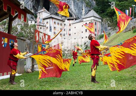 Burg Predjama, Slowenien, 26. Juli 2008: Fahnenschwinger führen Sie an einem Turnier außerhalb der Burg Predjama während eines mittelalterlichen reenactment Event im Jahr 2008. Stockfoto