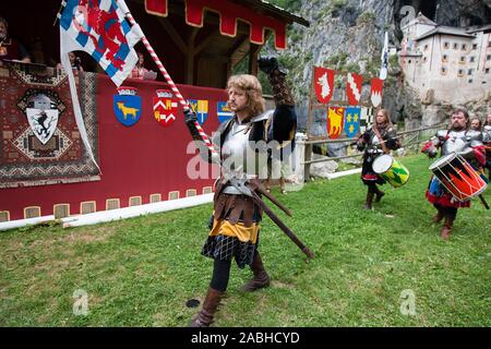 Burg Predjama, Slowenien, 26. Juli 2008: Ritter kommen an einem Turnier außerhalb der Burg Predjama während eines mittelalterlichen reenactment Event im Jahr 2008. Stockfoto