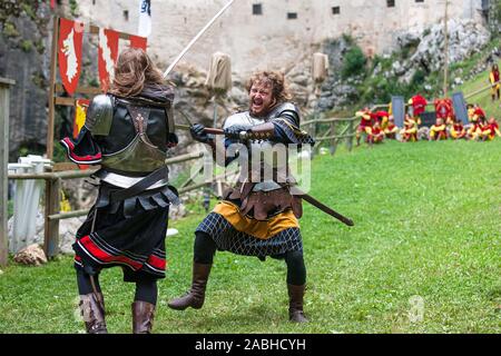 Burg Predjama, Slowenien, 26. Juli 2008: Ritter Kampf in einem Duell an einem Turnier außerhalb der Burg Predjama während eines mittelalterlichen reenactment Event im Jahr 2008. Stockfoto