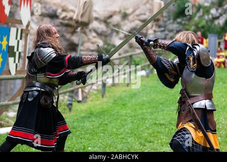 Burg Predjama, Slowenien, 26. Juli 2008: Ritter Kampf in einem Duell an einem Turnier außerhalb der Burg Predjama während eines mittelalterlichen reenactment Event im Jahr 2008. Stockfoto