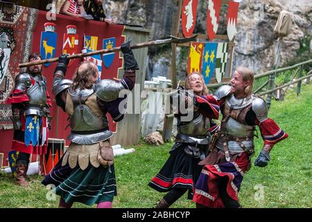 Burg Predjama, Slowenien, 26. Juli 2008: Ritter Kampf an einem Turnier außerhalb der Burg Predjama während eines mittelalterlichen reenactment Event im Jahr 2008. Stockfoto