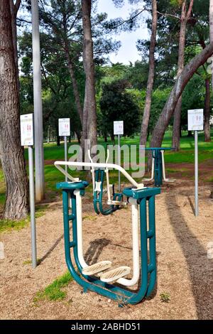 Einfache Geräte, die in der geöffneten an öffentlichen Park vor allem für die älteren Menschen, sondern für jeden, der mit der Anweisung Hinweise zu Nutzung Stockfoto