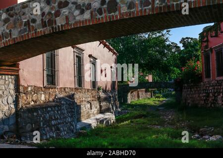 Hacienda De Los Santos. Steinerne Brücke in einem Bach, Kreuze Alamos, Sonora Mexico, eine magische und Kolonialstadt. Diese mexikanische Villa wurde als Real de Los Alamos oder Los Frayles bekannt. Die Stadt Portale. Schatten, Fahren, Reisen, Tourismus, Architektur, Reiseziel im Freien. © (© Foto: LuisGutierrez/NortePhoto.com) Puente de Piedra de Arroyo que cruza por Alamos, Sonora México, Pueblo Mágico y Colonial. Esta Villa Mexicana fue conocido como Real de Los Alamos o de los Frayles. La Ciudad de Los Portales. sombras, manececer, viaje, Turismo, arquitectura, destino Turistico im Freien. © Stockfoto