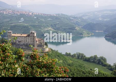 Castello di Cles e Lago di Santa Giustina - Cles Burg und Santa Giustina See Stockfoto