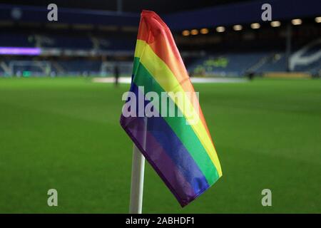 London, Großbritannien. 27 Nov, 2019. Eine allgemeine Ansicht der Eckfahne zu Markieren von Stonewall Regenbogen Schnürsenkel Kampagne im Stadion gesehen wird vor dem Ausschalten zu treten. EFL Skybet Meisterschaft übereinstimmen, Queens Park Rangers v Nottingham Forest am Kiyan Prinz Stiftung Stadium, Loftus Road in London am Mittwoch, den 27. November 2019. Dieses Bild dürfen nur für redaktionelle Zwecke verwendet werden. Nur die redaktionelle Nutzung, eine Lizenz für die gewerbliche Nutzung erforderlich. Keine Verwendung in Wetten, Spiele oder einer einzelnen Verein/Liga/player Publikationen. Credit: Andrew Orchard sport Fotografie/Alamy leben Nachrichten Stockfoto