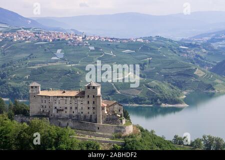 Castello di Cles e Lago di Santa Giustina - Cles Burg und Santa Giustina See Stockfoto