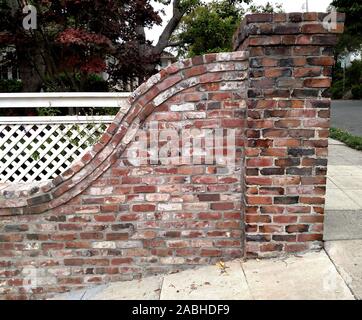 Berkeley, CA/USA - 16. Oktober 2019: Ecke eines dekorative Eigenschaft Wand aus geborgen Klinker Stockfoto