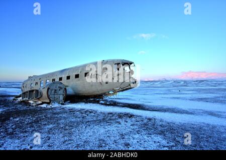 Abgestürzte Flugzeug auf dem Black Sand Beach, Island Stockfoto