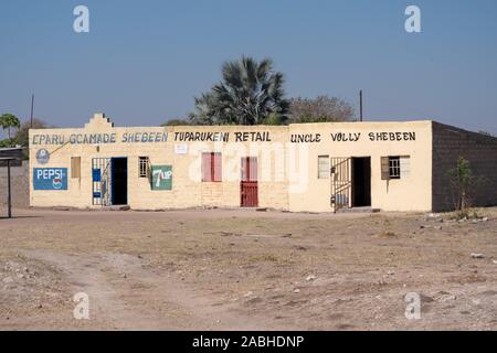 Kapako, Namibia - 29. Juli 2019: Shebeen Bar trinken Einrichtung auf B 10 Straße in der Nähe von Kapako, Namibia, Afrika. Stockfoto