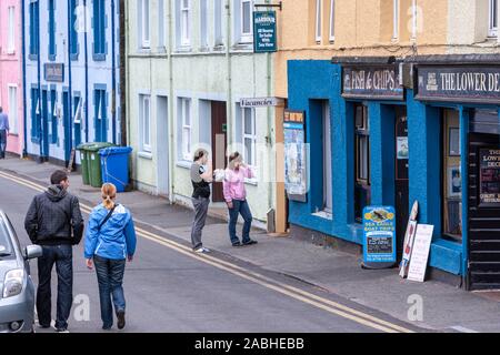 Essen draußen vor ein Fish & Chips in der Quay Street,, Portree, Insel Skye, Schottland, Großbritannien Stockfoto