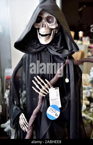 Sensenmann Halloween Skelett Dekoration im schwarzen Umhang Anzeige für den Verkauf im Shop Stockfoto