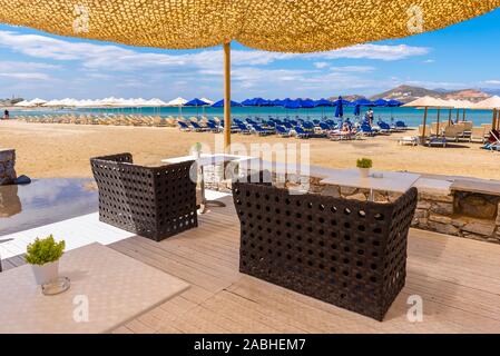 Naxos, Griechenland - 22. Mai 2017: Cafe am Strand von Agios Georgios, sehr beliebten Ferienort auf der Insel Naxos, Griechenland. Stockfoto