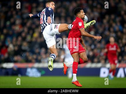 West Bromwich Albion Jake Livermore (links) und Bristol City Korey Smith Kampf um den Ball in den Himmel Wette Championship Match in West Bromwich, West Bromwich. Stockfoto