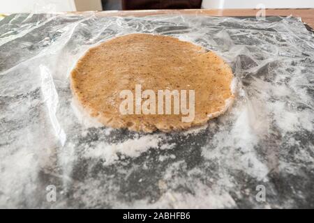 Runde rohen Teig für Weihnachtsplätzchen auf Folie Stockfoto