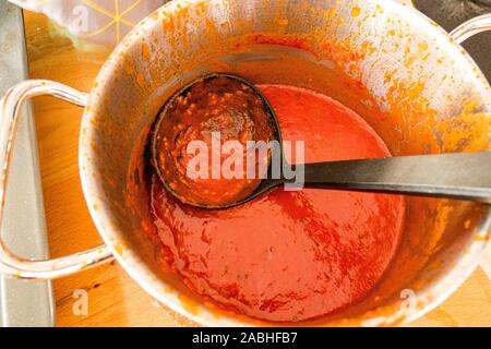 Tomatensauce ist in einem Topf erhitzt Stockfoto