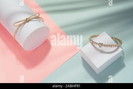 Blick von oben auf die Moderne goldene Armbänder, auf geometrische Pastellfarben Hintergrund mit tropischen Blättern Schatten Stockfoto
