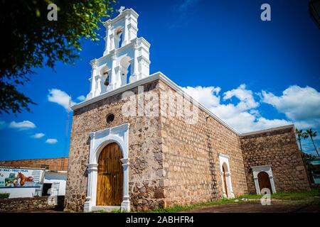 Tempel der Gottesmutter von Zapopan, oder der Zapopan Kapelle in der Stadt von Alamos, Sonora, Mexiko. Es ist ein historisches Denkmal durch das Nationale Institut für Anthropologie und Geschichte, INAH. Alamos ist eine zauberhafte Kolonialstadt. Diese mexikanische Villa wurde als Real de Los Alamos oder Los Frayles bekannt. Die Stadt Portale. Reisen, Tourismus, Architektur, Reiseziel, im Freien. © (© Foto: LuisGutierrez/NortePhoto.com) Templo de Nuestra Señora de Zapopan, o la capilla de Zapopan en la Villa de Alamos, Sonora, Mexiko. Es monumento Históricopor el Instituto Nacional de Antropología e Historia, INAH. Alamo Stockfoto